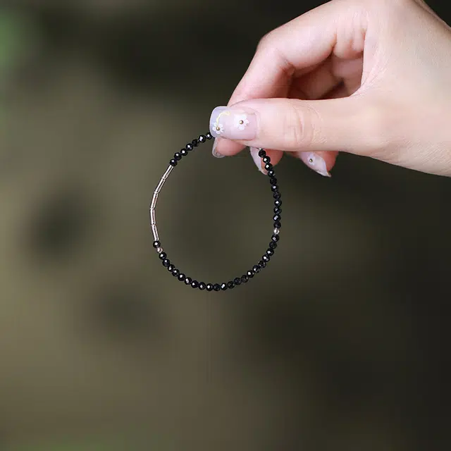 925