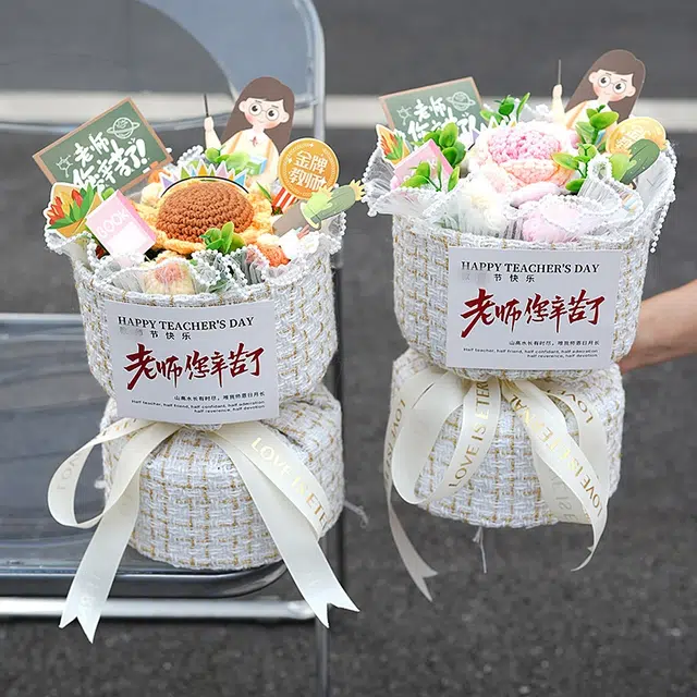 胖胖龙 手捧玫瑰花束向日葵 针织 玩偶周边