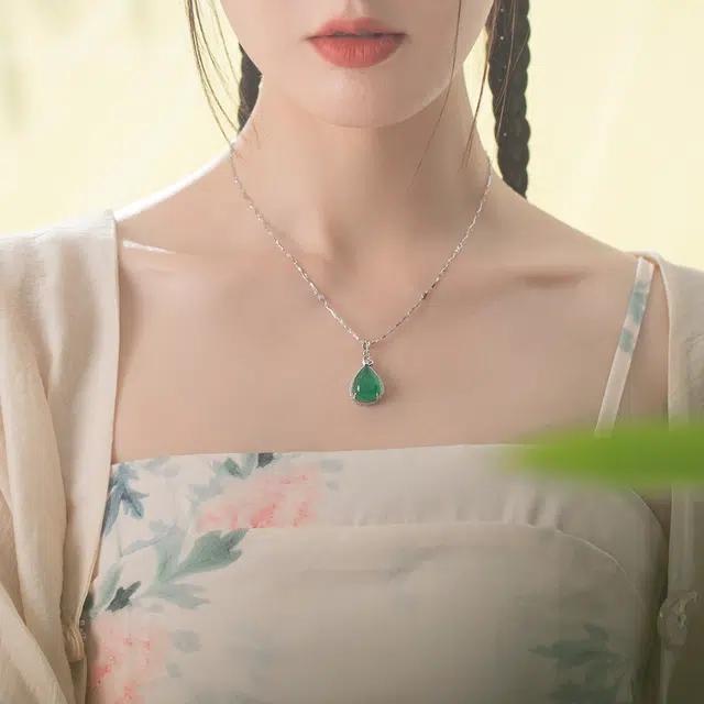 七可 似水年华 温婉气质 水滴 复古国潮 玉髓 项链 女款 翠绿色 礼盒