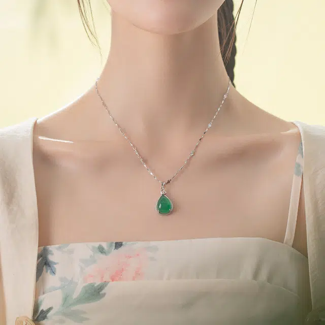 七可 似水年华 温婉气质 水滴 复古国潮 玉髓 项链 女款 翠绿色 礼盒