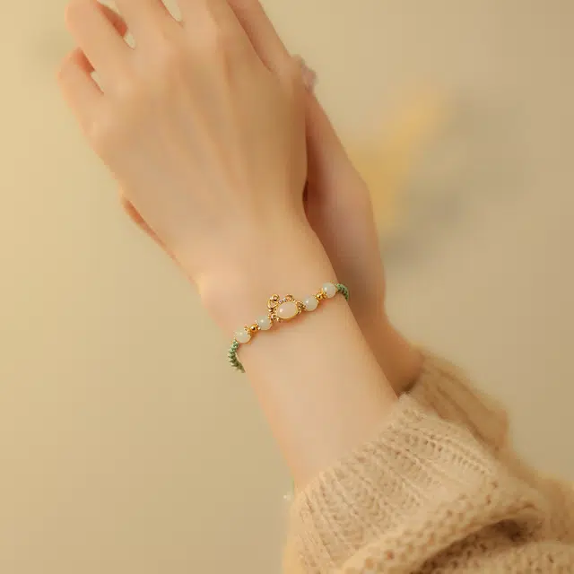 925