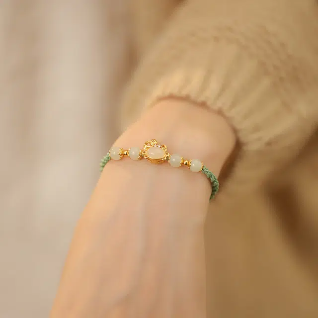 925