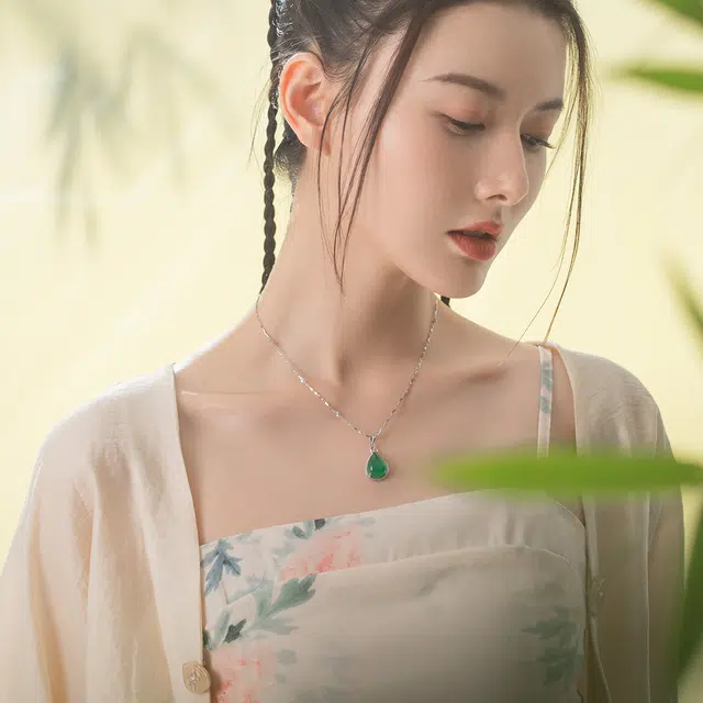 七可 似水年华 温婉气质 水滴 复古国潮 玉髓 项链 女款 翠绿色 礼盒