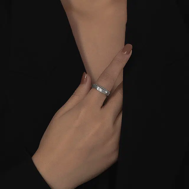 925