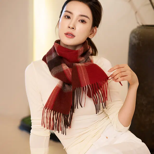 桉彩饰 百搭柔软流苏舒适保暖高雅格纹红色舒适静谧之花 绒线围巾 男女同款情侣款
