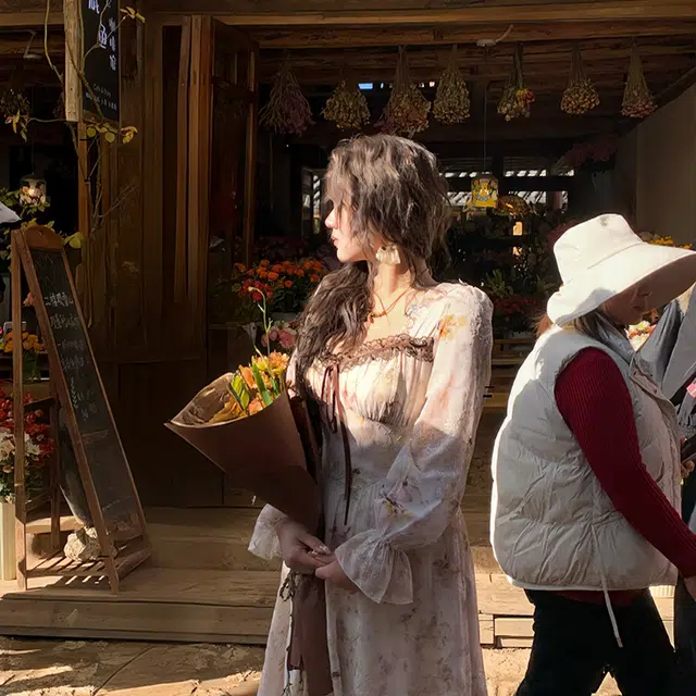 安妮不火 温柔蕾丝边碎花雪纺方领合身长袖连衣裙 女款 杏色