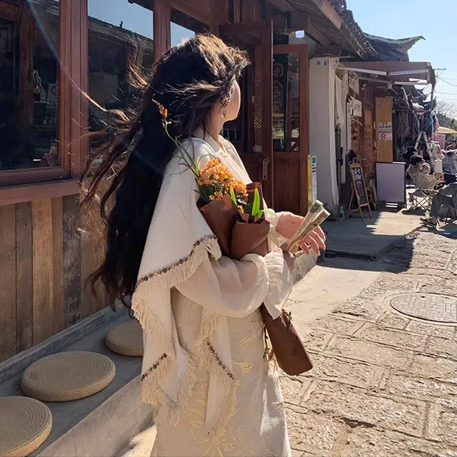 安妮不火 度假风流苏连帽斗篷披风 女款 杏色