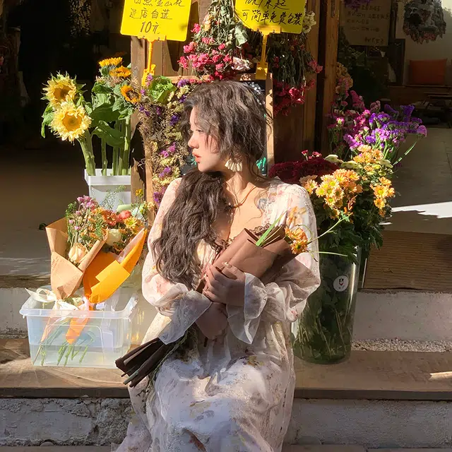 安妮不火 温柔蕾丝边碎花雪纺方领合身长袖连衣裙 女款 杏色