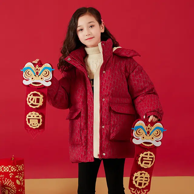鸭鸭 新年系列 满印连帽加厚中长款休闲长袖羽绒服 儿童款 红色