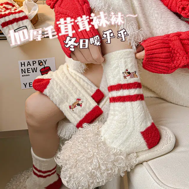 梦特娇 加绒加厚字母标刺绣腊肠狗保暖柔软舒适亲肤时尚可爱百搭高弹吸汗透气中筒袜 女款