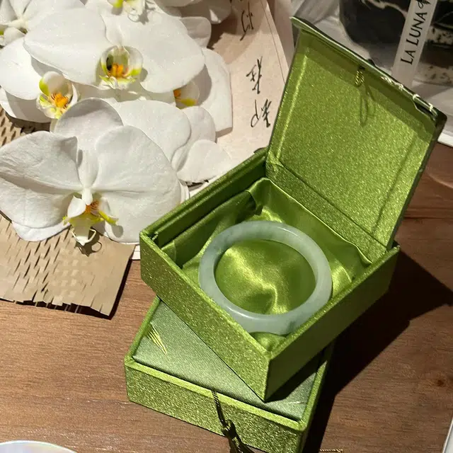 雅谷 高品质 青山黛翠云贵妃镯 平安 新中式 国潮古风 清冷高级 温柔细腻 天山翠 玉石手镯 男女同款情侣款