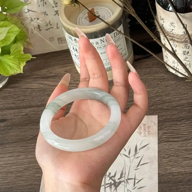 雅谷 高品质 青山黛翠云贵妃镯 平安 新中式 国潮古风 清冷高级 温柔细腻 天山翠 玉石手镯 男女同款情侣款