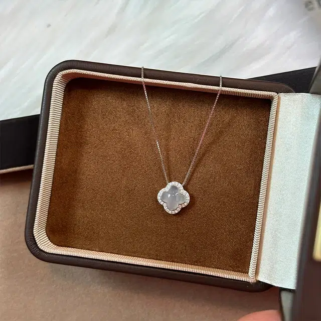 【幸运四叶草】 雅谷 经典五花 爱情约定 甜蜜心动 幸福降临 小众精致优雅气质百搭高级感 日常通勤礼盒纪念日锁骨链 琉璃 项链 女款