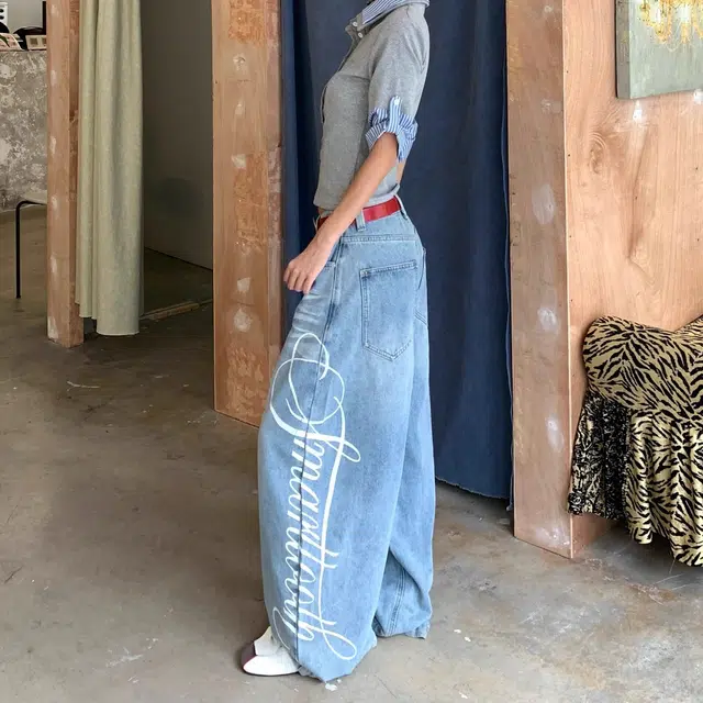 虫小绿 美式复古水洗猫须纹做旧字母印花设计小众高级感休闲长裤阔腿裤子宽松学院风通勤旅行百搭显瘦直筒牛仔裤 男女同款