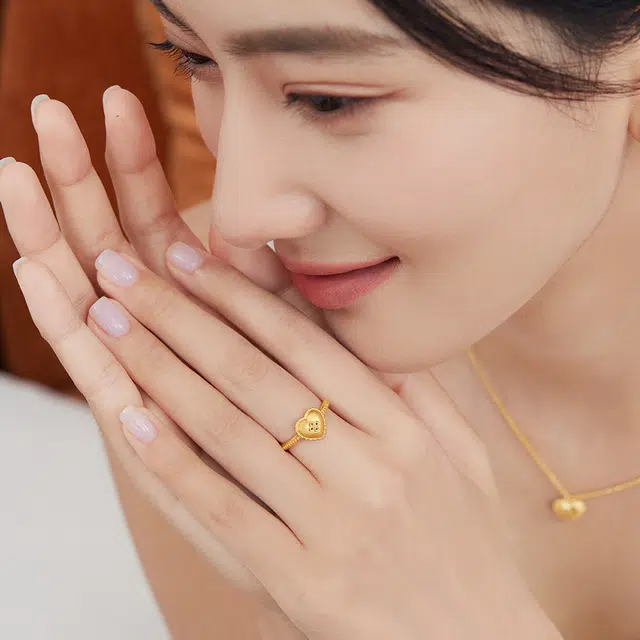 六福珠宝 丝绸金爱心开口可调节 足金 按克计价 黄金戒指 女款 赠七彩首饰盒