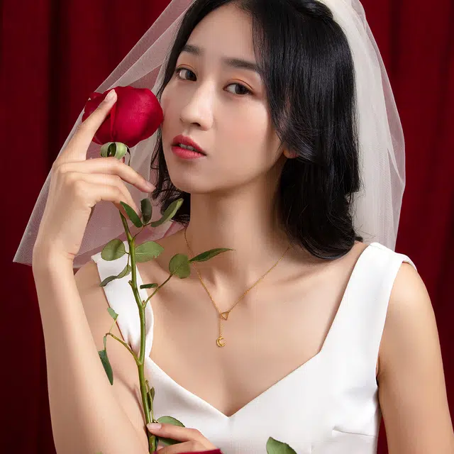 六福珠宝黄金项链足金镂空月亮女款锁骨链套链含吊坠计价