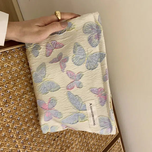 轻迎 优雅 时尚  化妆包 立体面料 护肤品 高级感 便携 式零钱包 旅行 手拿小包 收纳包洗漱包