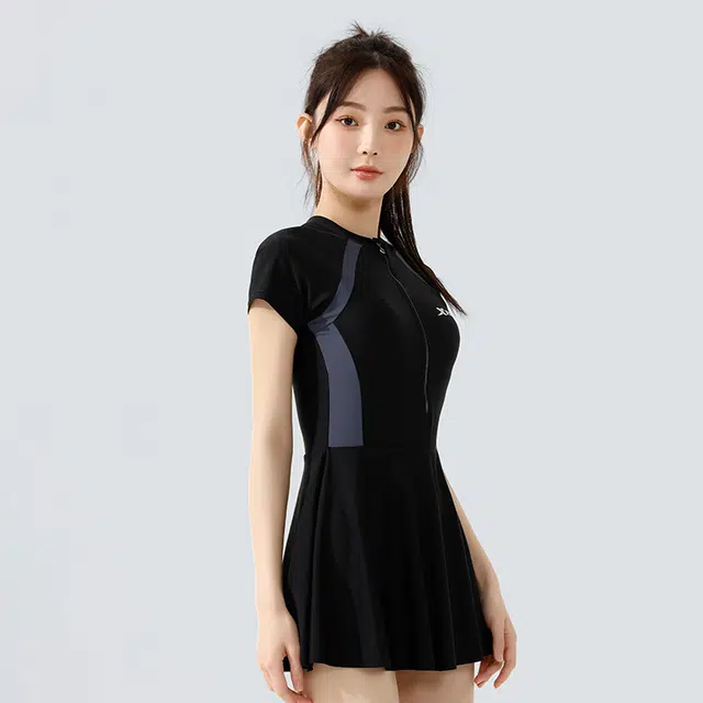 特步 运动训练拼色半拉链短袖泳装裙 女款 黑色