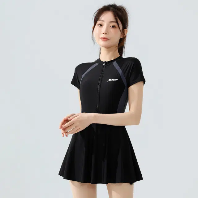 特步 运动训练拼色半拉链短袖泳装裙 女款 黑色