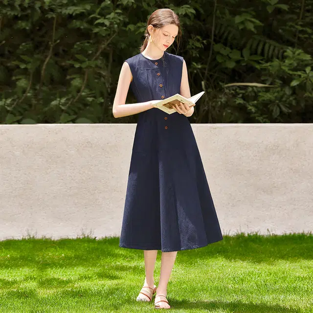 她池 简约风圆领修身收腰中长款牛仔无袖连衣裙 女款