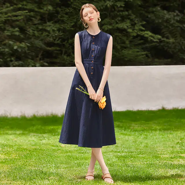 她池 简约风圆领修身收腰中长款牛仔无袖连衣裙 女款