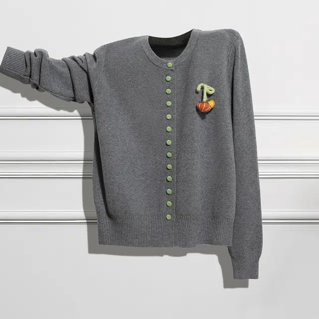 她池 圆领单排扣设计感立体装饰宽松款长袖针织衫 女款 深灰色