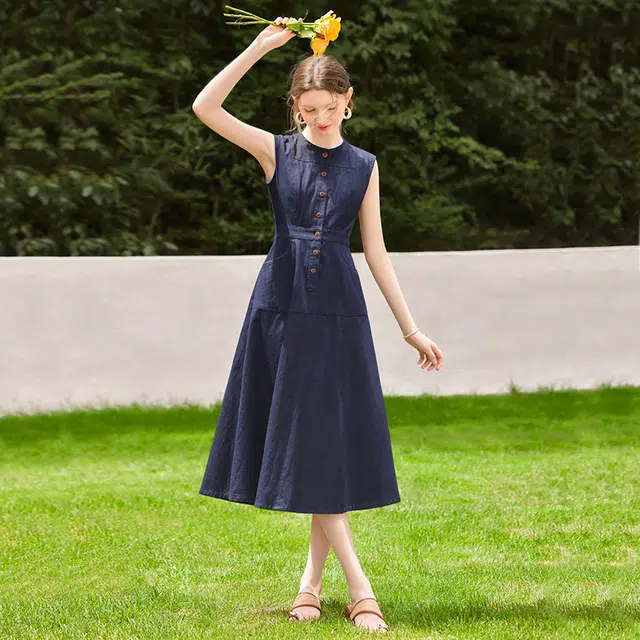 她池 简约风圆领修身收腰中长款牛仔无袖连衣裙 女款