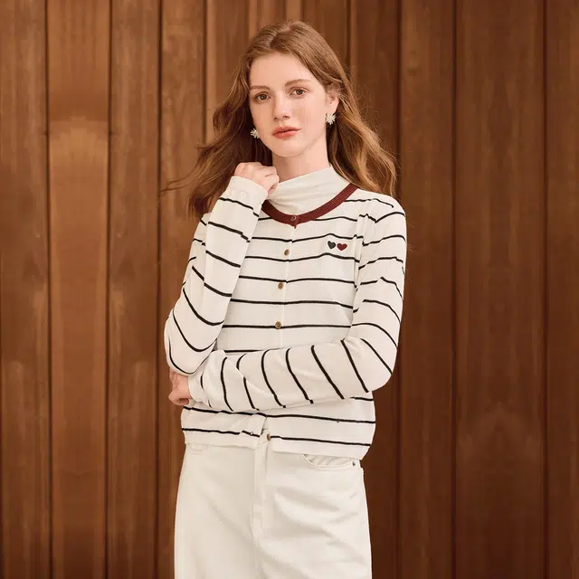 她池 学院风圆领条纹单排扣撞色爱心减龄短款长袖针织衫 女款 白底黑条