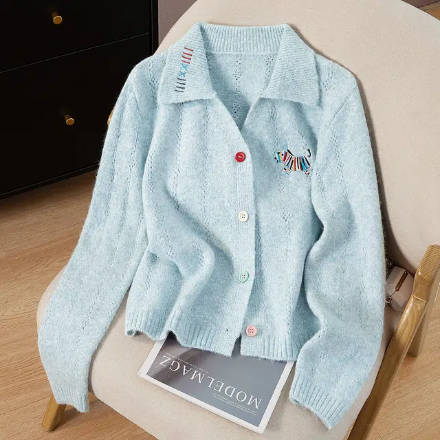 她池 甜美风撞色纽扣翻领短款卡通刺绣单排扣长袖针织衫 女款