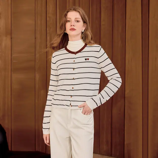她池 学院风圆领条纹单排扣撞色爱心减龄短款长袖针织衫 女款 白底黑条