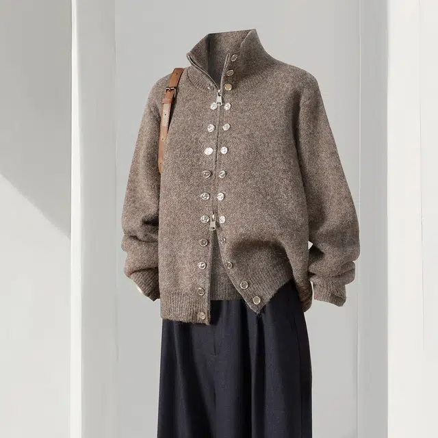 她池 含绵羊毛美拉德风短款立领设计感纽扣复古宽松针织衫 女款
