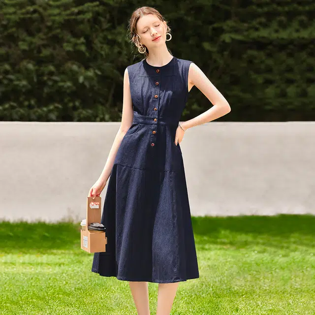 她池 简约风圆领修身收腰中长款牛仔无袖连衣裙 女款