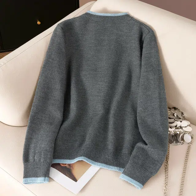 她池 圆领单排扣卡通拼色减龄宽松款正肩长袖针织衫 女款