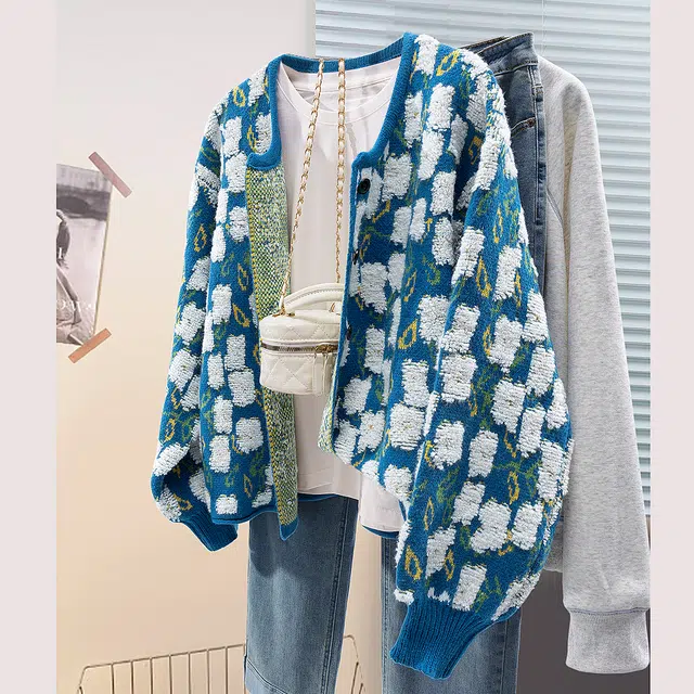 丝柏舍 短款单排扣撞色图案休闲圆领开衫宽松款落肩长袖针织衫 女款