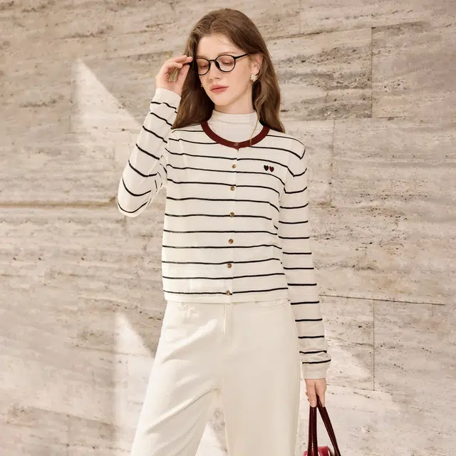 她池 学院风圆领条纹单排扣撞色爱心减龄短款长袖针织衫 女款 白底黑条
