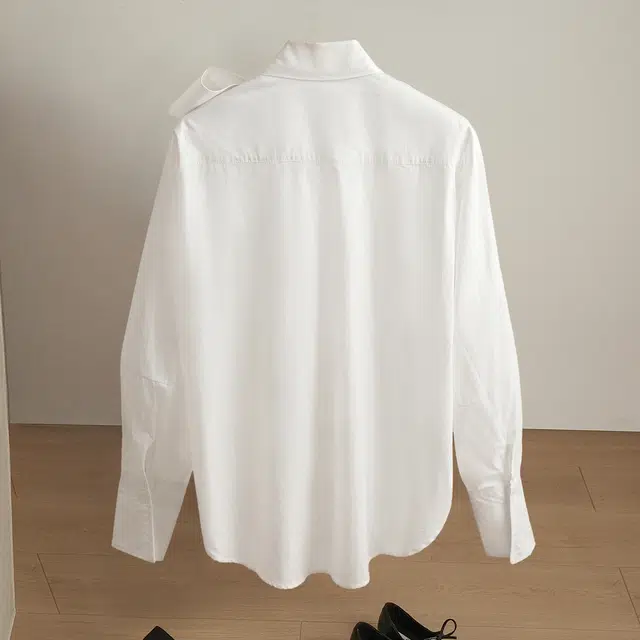 丝柏舍 纯色蝴蝶结系带领减龄单排扣宽松款简约气质落肩长袖衬衫 女款