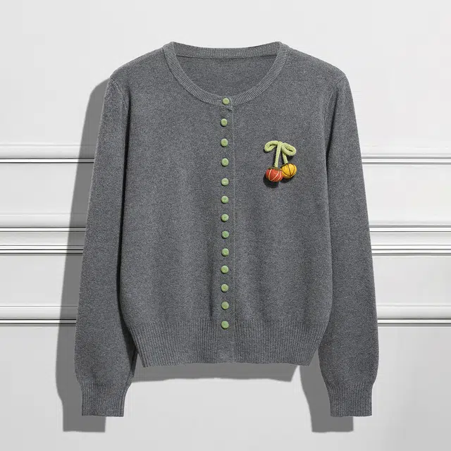 她池 圆领单排扣设计感立体装饰宽松款长袖针织衫 女款 深灰色