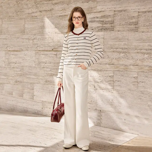 她池 学院风圆领条纹单排扣撞色爱心减龄短款长袖针织衫 女款 白底黑条