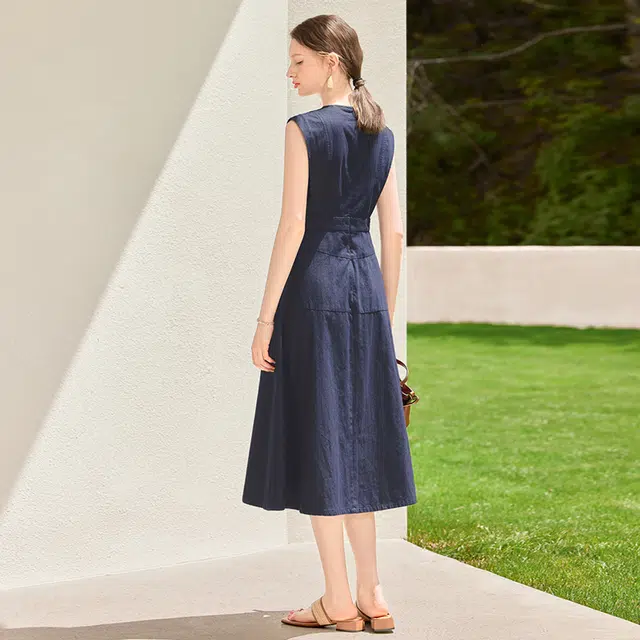 她池 简约风圆领修身收腰中长款牛仔无袖连衣裙 女款