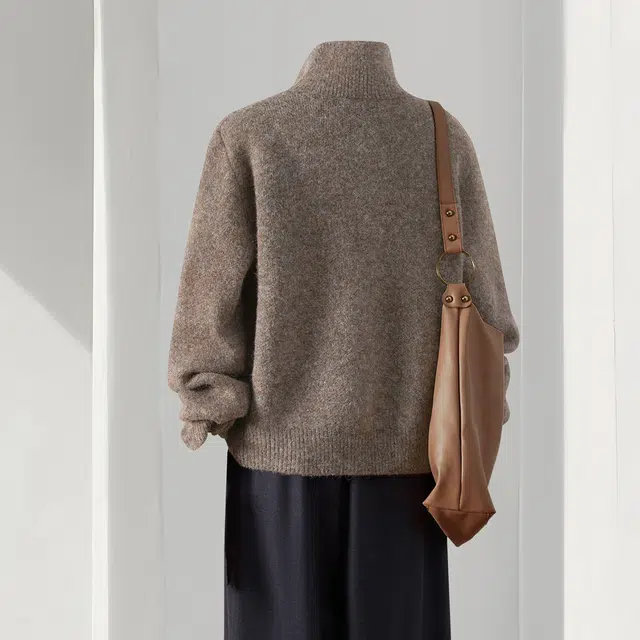 她池 含绵羊毛美拉德风短款立领设计感纽扣复古宽松针织衫 女款