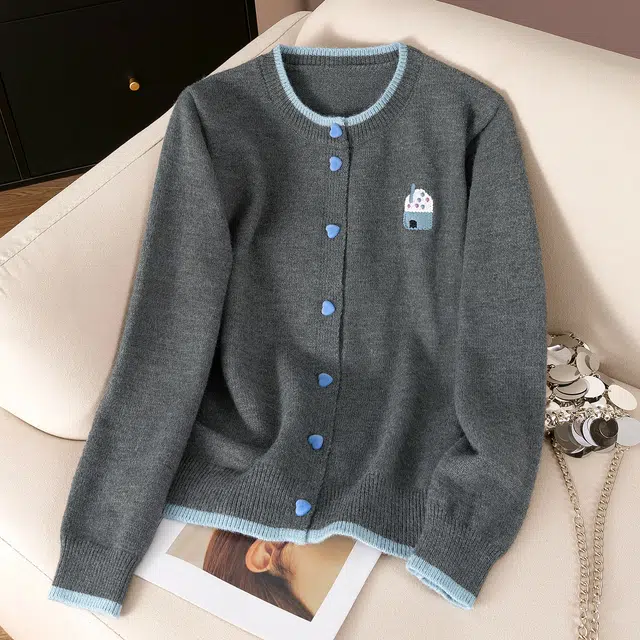 她池 圆领单排扣卡通拼色减龄宽松款正肩长袖针织衫 女款