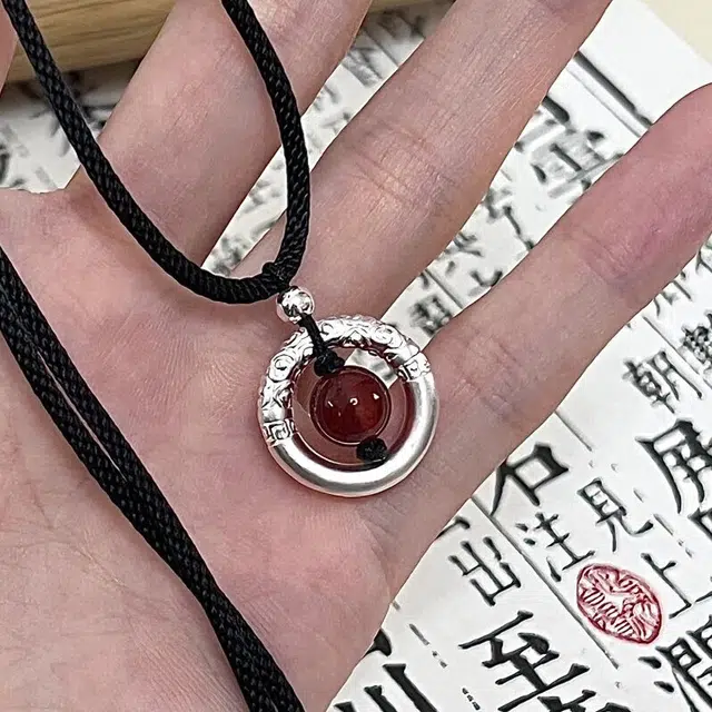 瑞诺 银箍圈平安扣本命年十二生肖相思豆红玛瑙手工编绳小众设计 足银 吊坠 女款