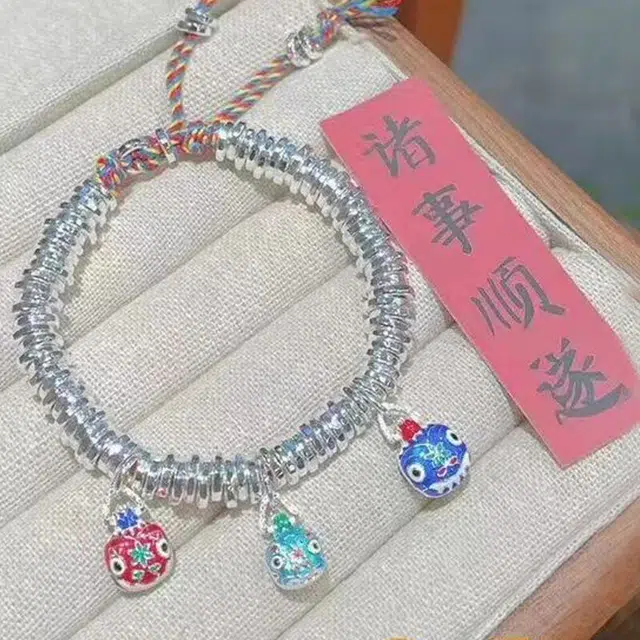 925