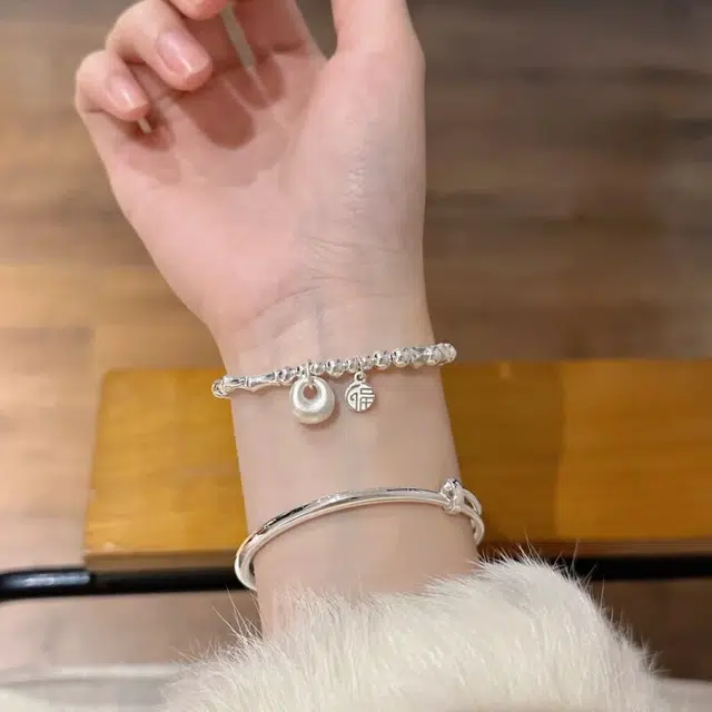 925