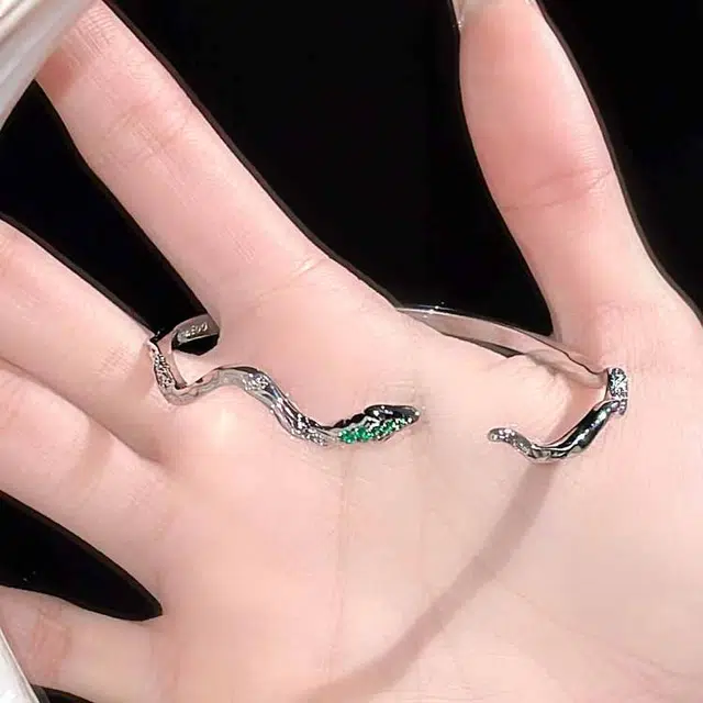 925