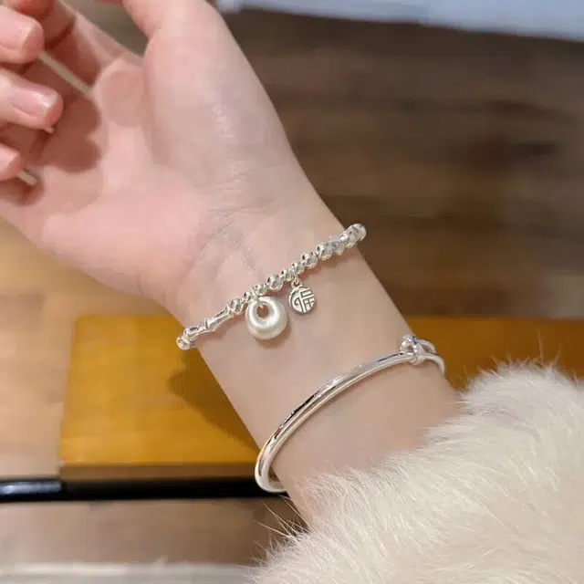 925