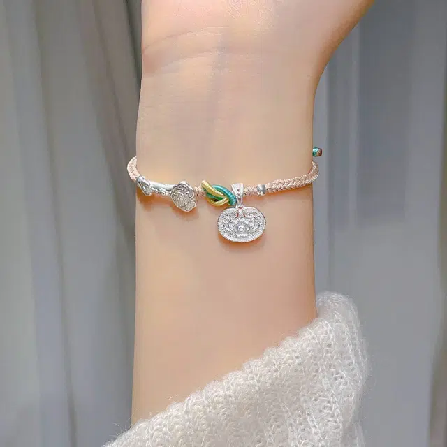925