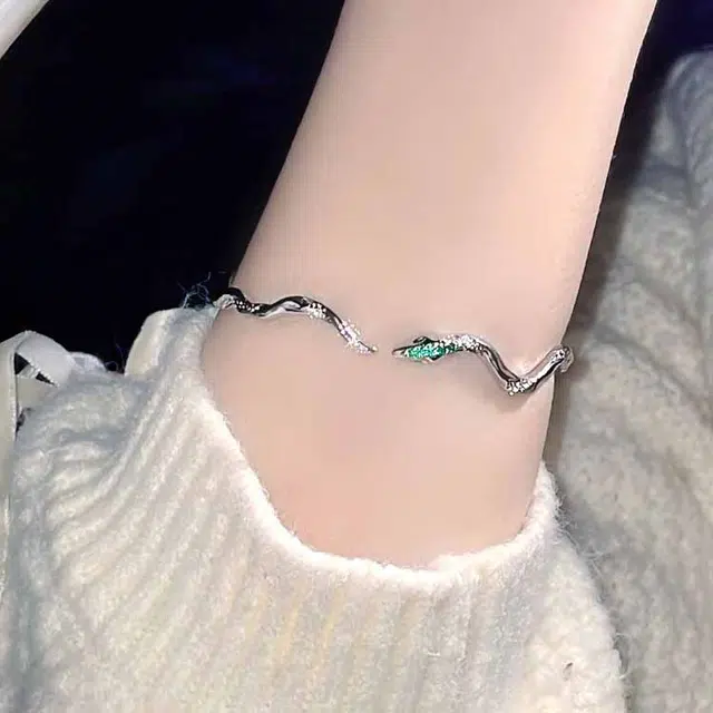 925