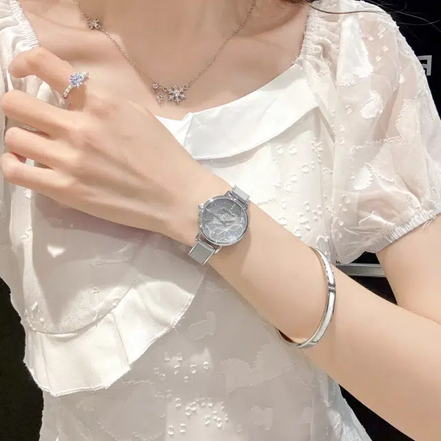 番米拉 满天星手表女手镯式时尚高级感气质上班族 石英机芯 合金表带 国表 女表 灰色表盘