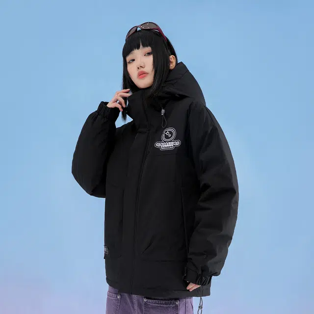 三体 红岸基地超级符号绣章系列 品牌印花连帽户外防风防水防寒休闲保暖加厚柔软舒适美式复古潮牌面包长袖羽绒服 男女同款